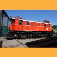 Eine Reihe 1245.5 in orange mit Pflatsch im Outfit der 70er/80er Jahre. Die Loks wurden von 1934 – 1939 gebaut und hielten sich rund 60 Jahre bis 1995 im Dienst.