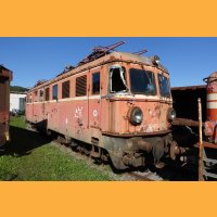 Wieder eine Rarität. 1046 020 ist eine von zwei Gepäcklokomotiven, die mit ihrem alten Lokkasten erhalten blieb. Die andere ist 4061.13. Rh 4061 war die ursprüngliche Bezeichnung, da die Loks ein Gepäckabteil besaßen und somit als Triebwagen geführt wurde